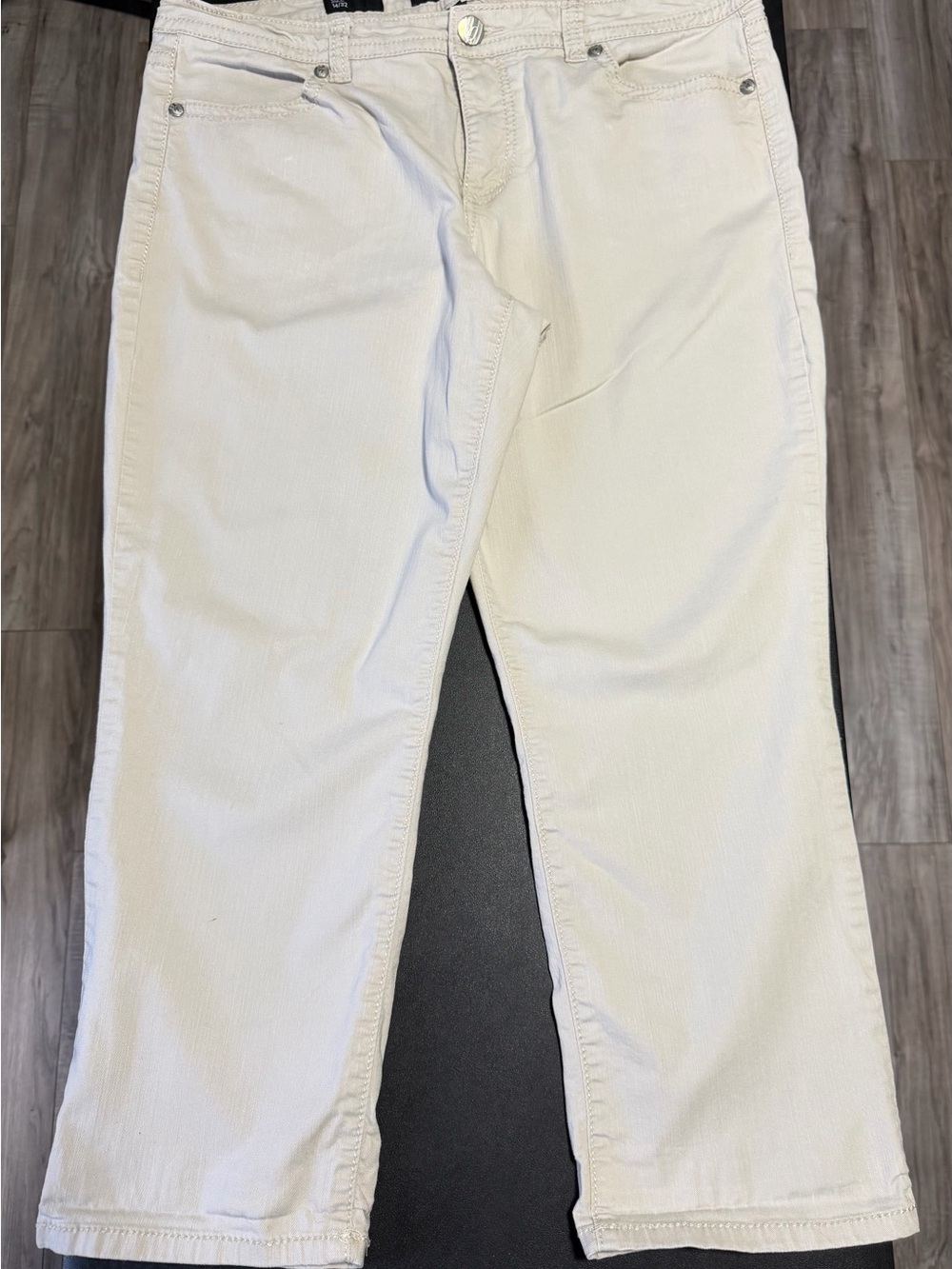 Nine West Cream‎ Straight-Leg Capris